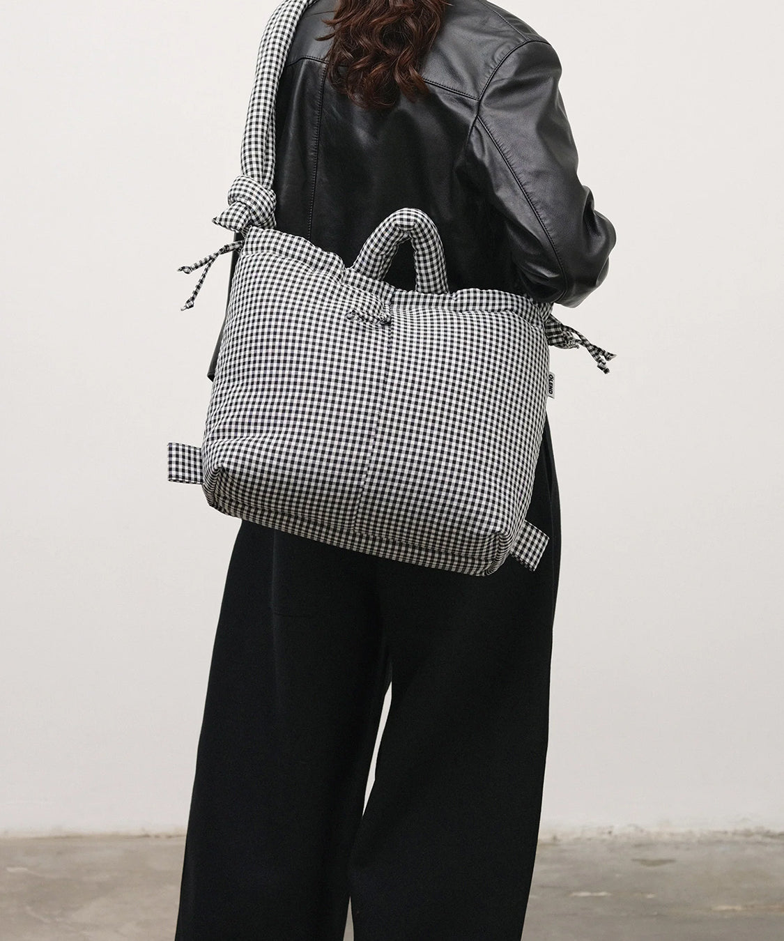 Borsa a mano con tracolla Ona Soft Bag OLEND Donna - Nero