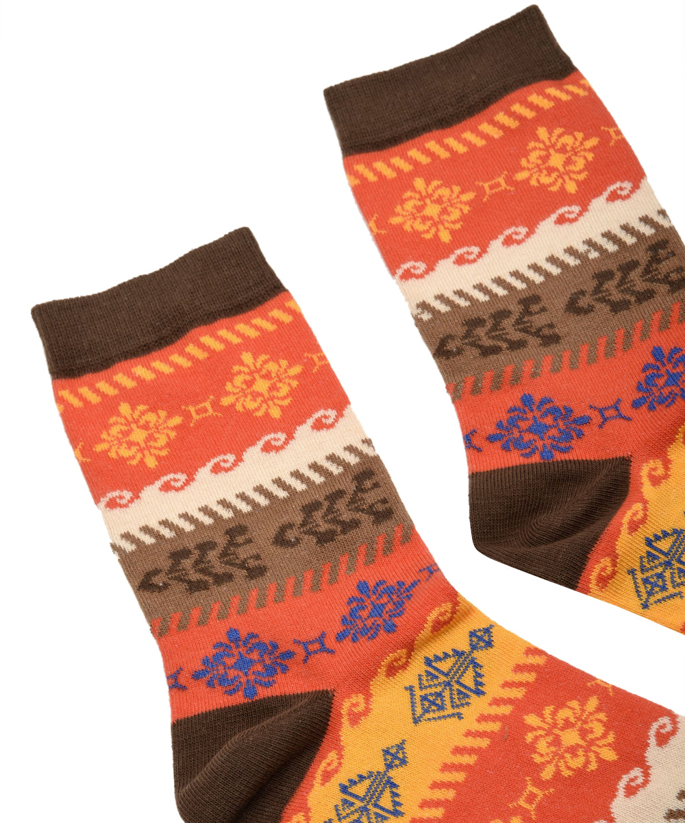 Immagine frontale dei calzini Akep da donna con punta e tallone in marrone e fantasia damasco