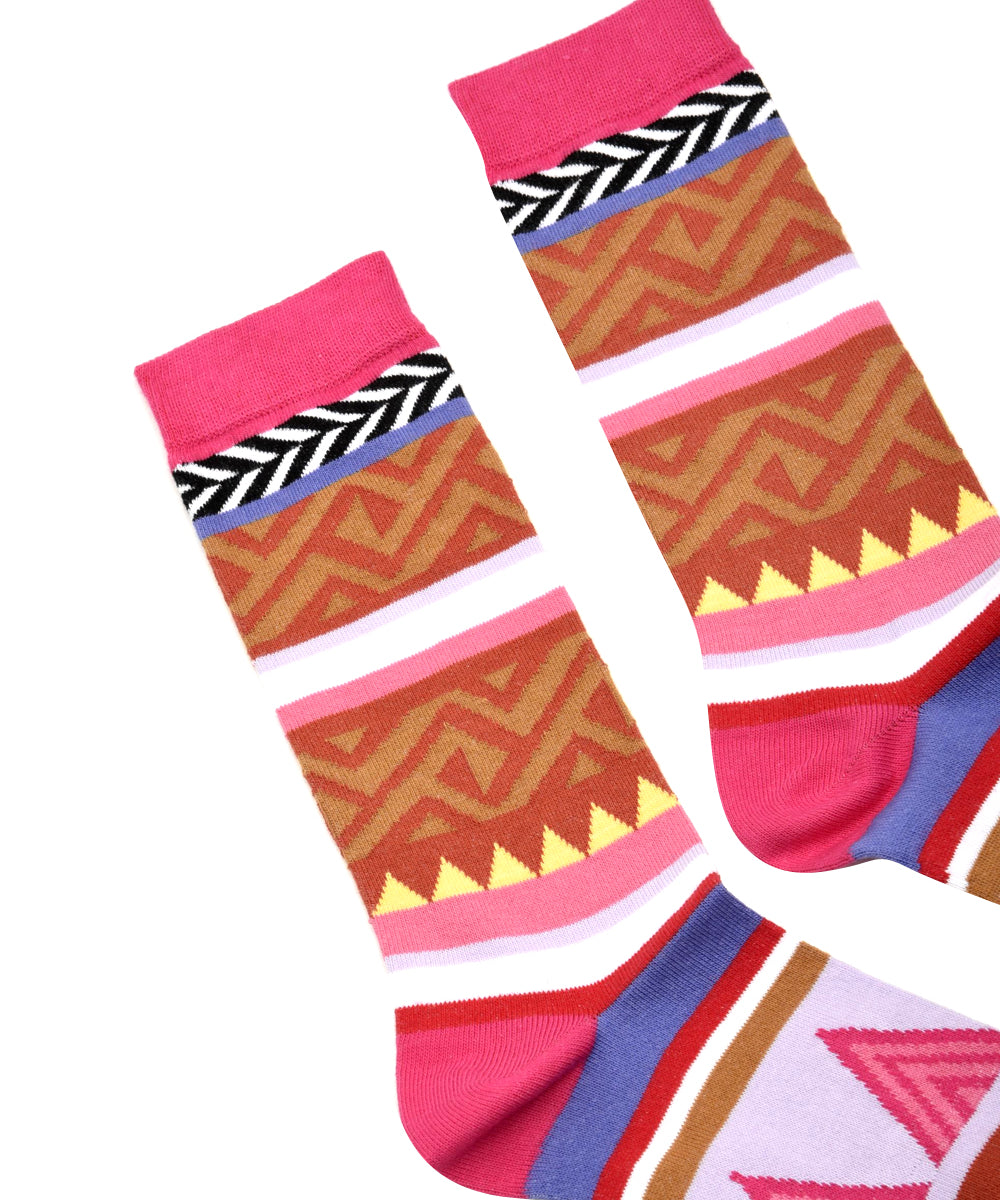 Immagine frontale dei calzini Akep da donna con punta e tallone in fuscia e fantasia geometrica.