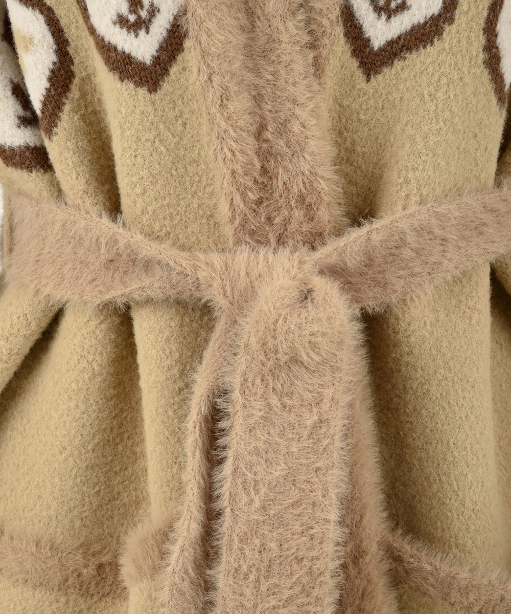 Dettaglio del cappotto da donna Akep con inserti in peluche che rifiniscono la cintura