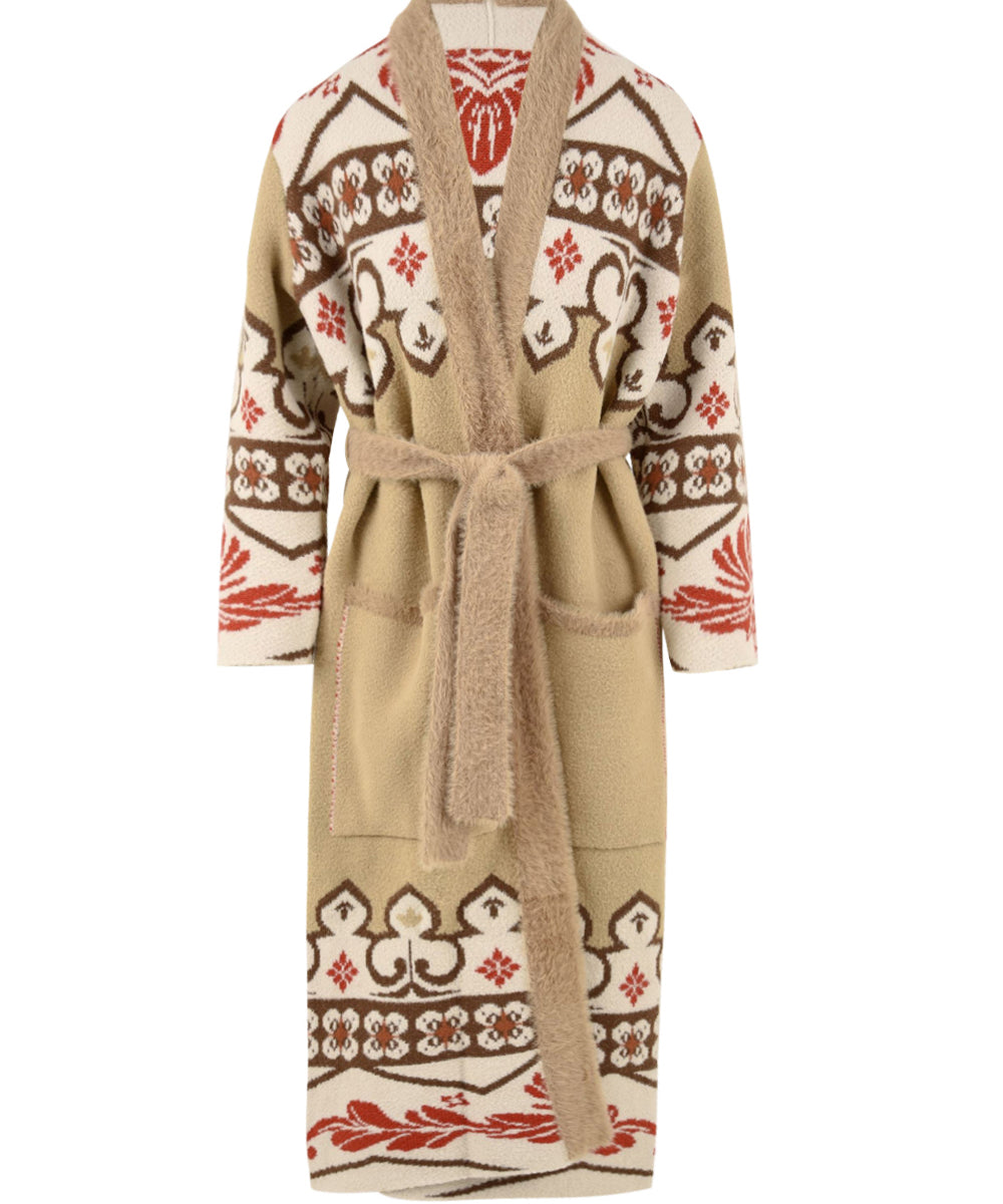 Immagine frontale del cappotto Akep in maglia da donna fantasia damasco,manica lunga,nserti in peluche che rifiniscono la cintura, i bordi della scollatura a rever e le ampie tasche frontali.