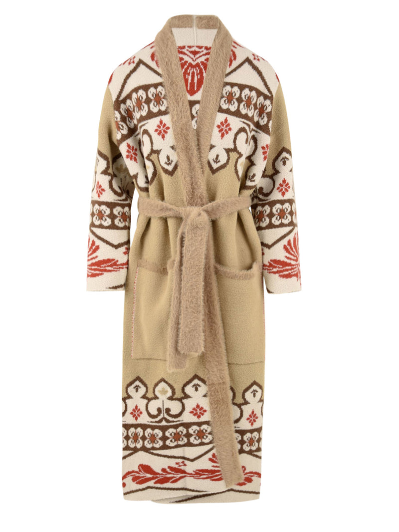 Immagine frontale del cappotto Akep in maglia da donna fantasia damasco,manica lunga,nserti in peluche che rifiniscono la cintura, i bordi della scollatura a rever e le ampie tasche frontali.