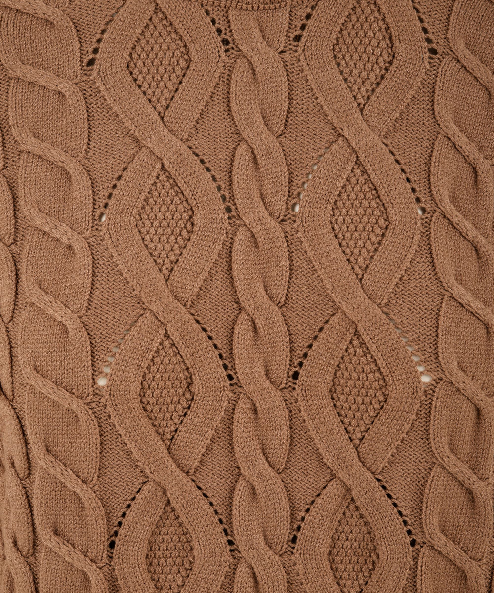 Dettagli della trama a trecce e losanghe  del maglione a girocollo da donna colore cammello Akep 