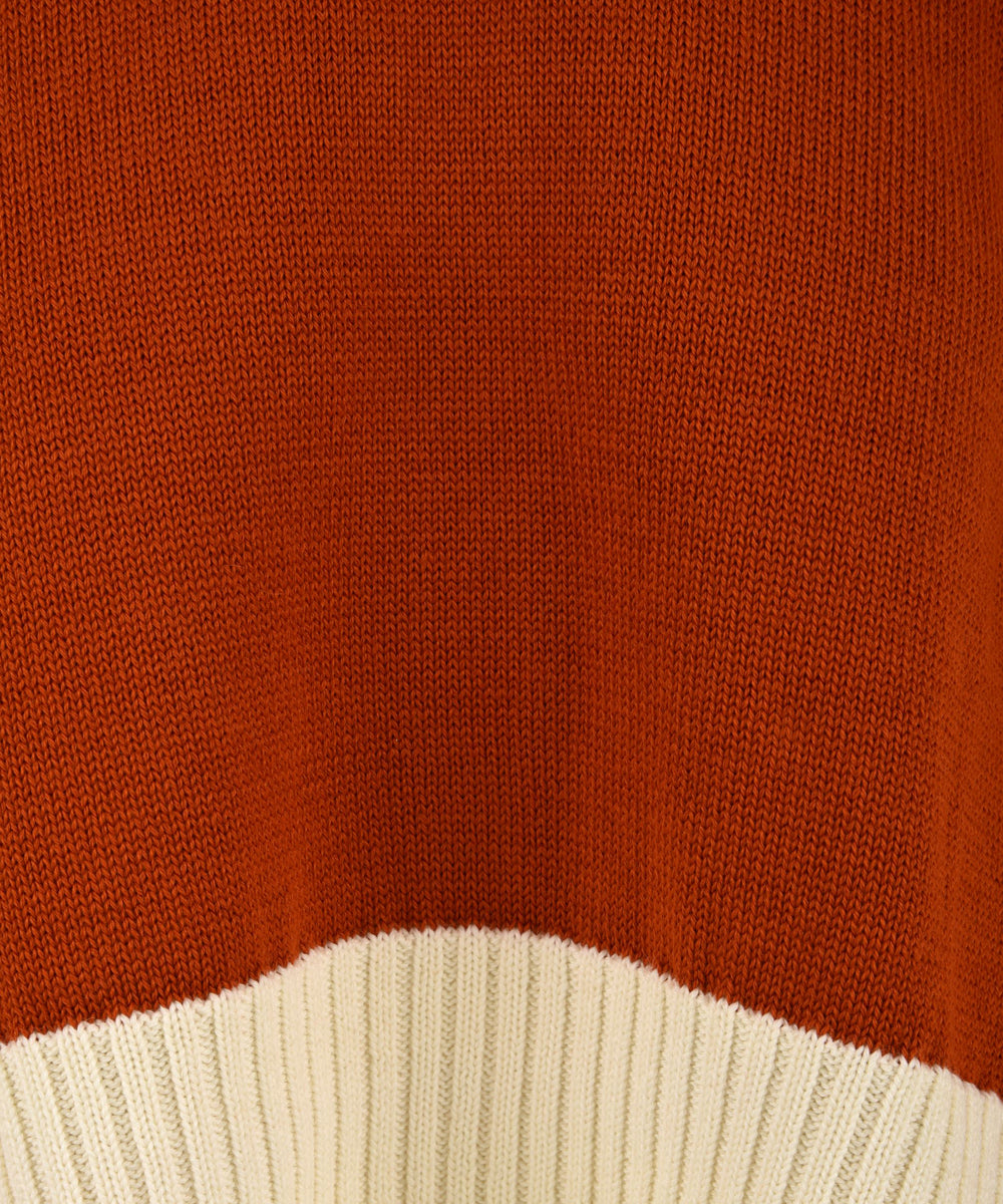 Dettaglio della maglia in lana mista da donna firmata Akep colore ruggine con orlo a costine bianco