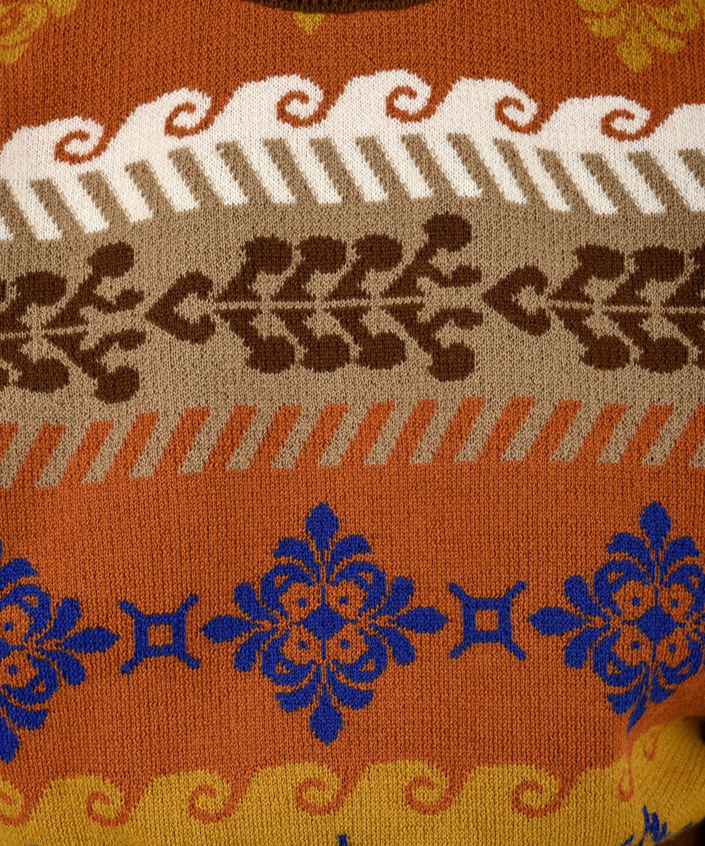 Dettaglio della fantasia della maglia crop da donna firmata Akep,che presenta numerosi colori come il blu,l'arancione e il bianco
