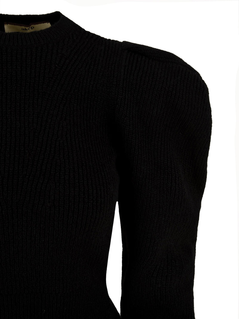 Dettaglio della manica a sbuffo del maglione da donna in nero firmato Akep.