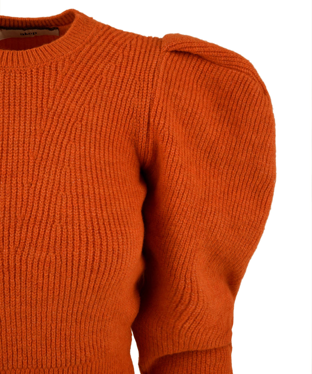 Dettaglio della manica a sbuffo del maglione da donna in arancione firmato Akep.