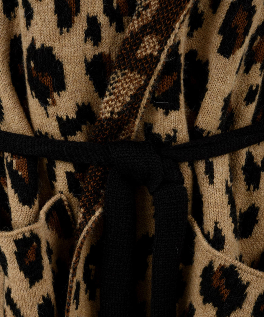 Dettaglio della cintura in tessuto nera del cappotto da donna Akep