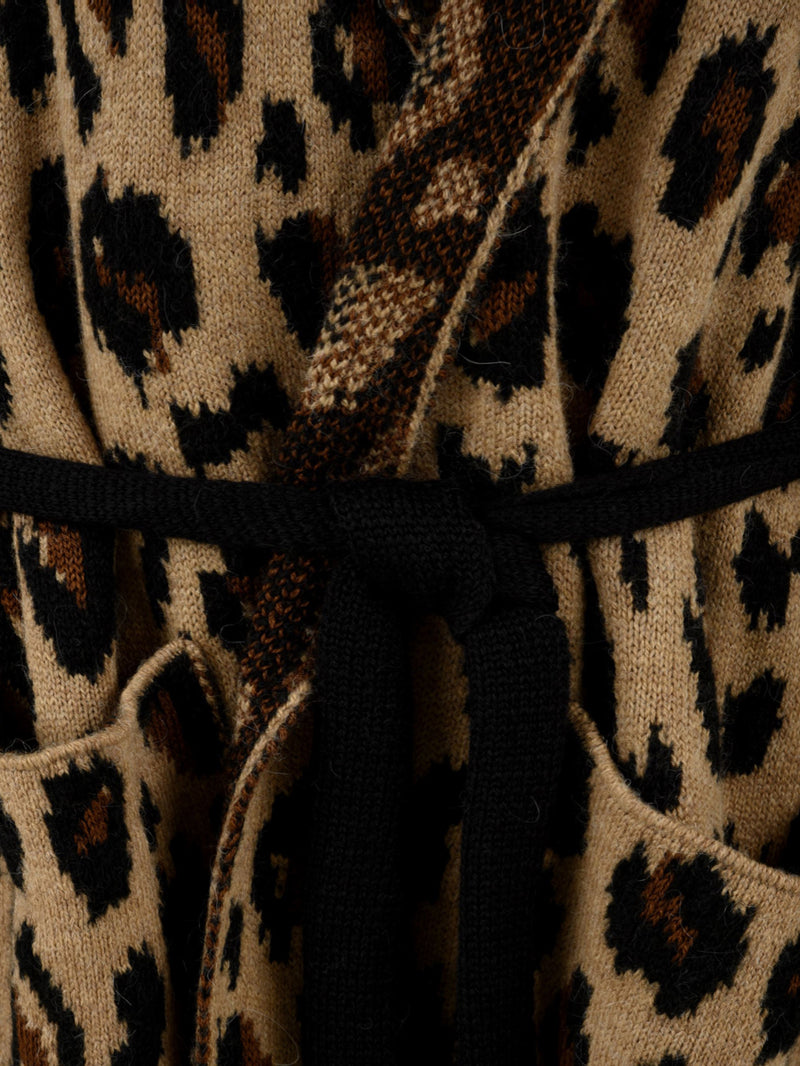 Dettaglio della cintura in tessuto nera del cappotto da donna Akep