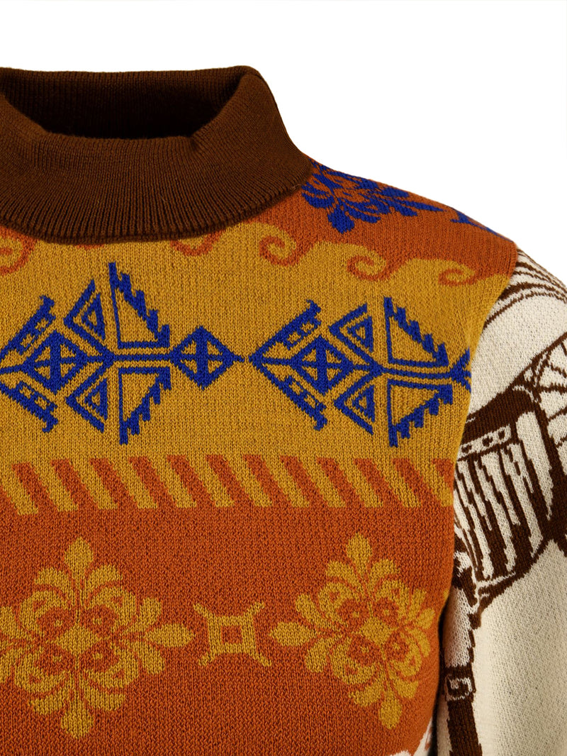 Dettaglio dell'abito corto in maglia da donna firmato Akep del collo a costine e delle fantasie in blu e senape su fondo arancio e senape