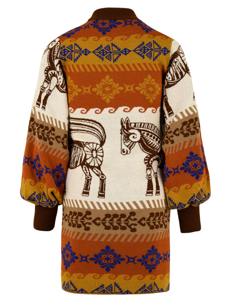 Immagine retro dell'abito corto in maglia da donna firmato Akep,con girocollo e polsini a coste e pattern a fantasia con cavalli e ghirigori.