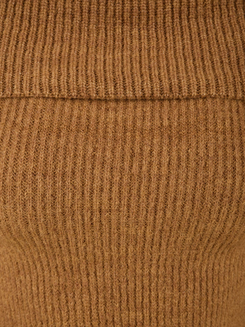 Dettaglio del tessuto in maglia del vestito corto da donna firmato Akep.