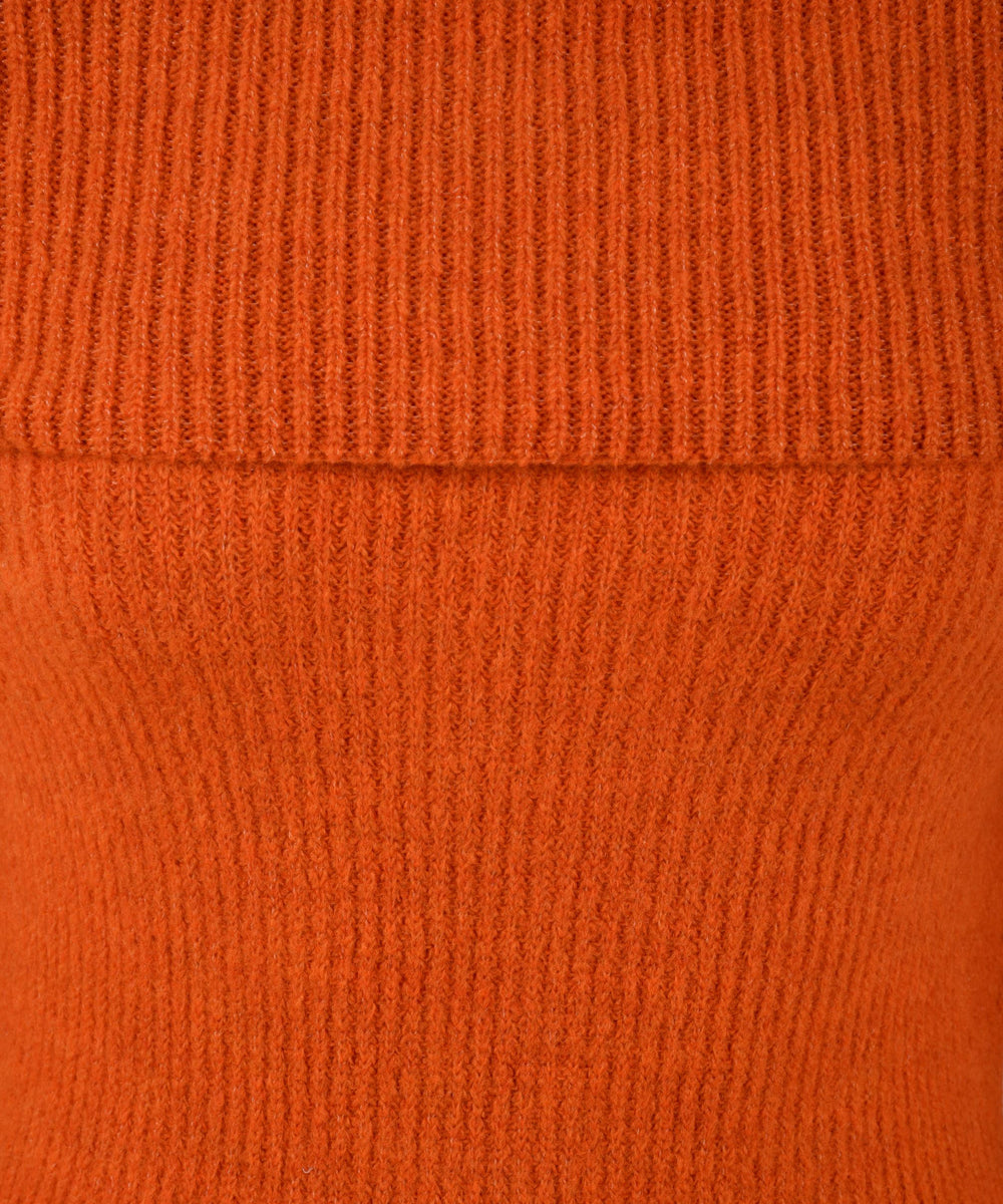 Dettaglio del tessuto in maglia del vestito corto da donna firmato Akep.