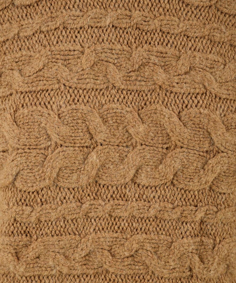 Dettaglio del tessuto in maglia trama a trecce del mini abito da donna firmato Akep.
