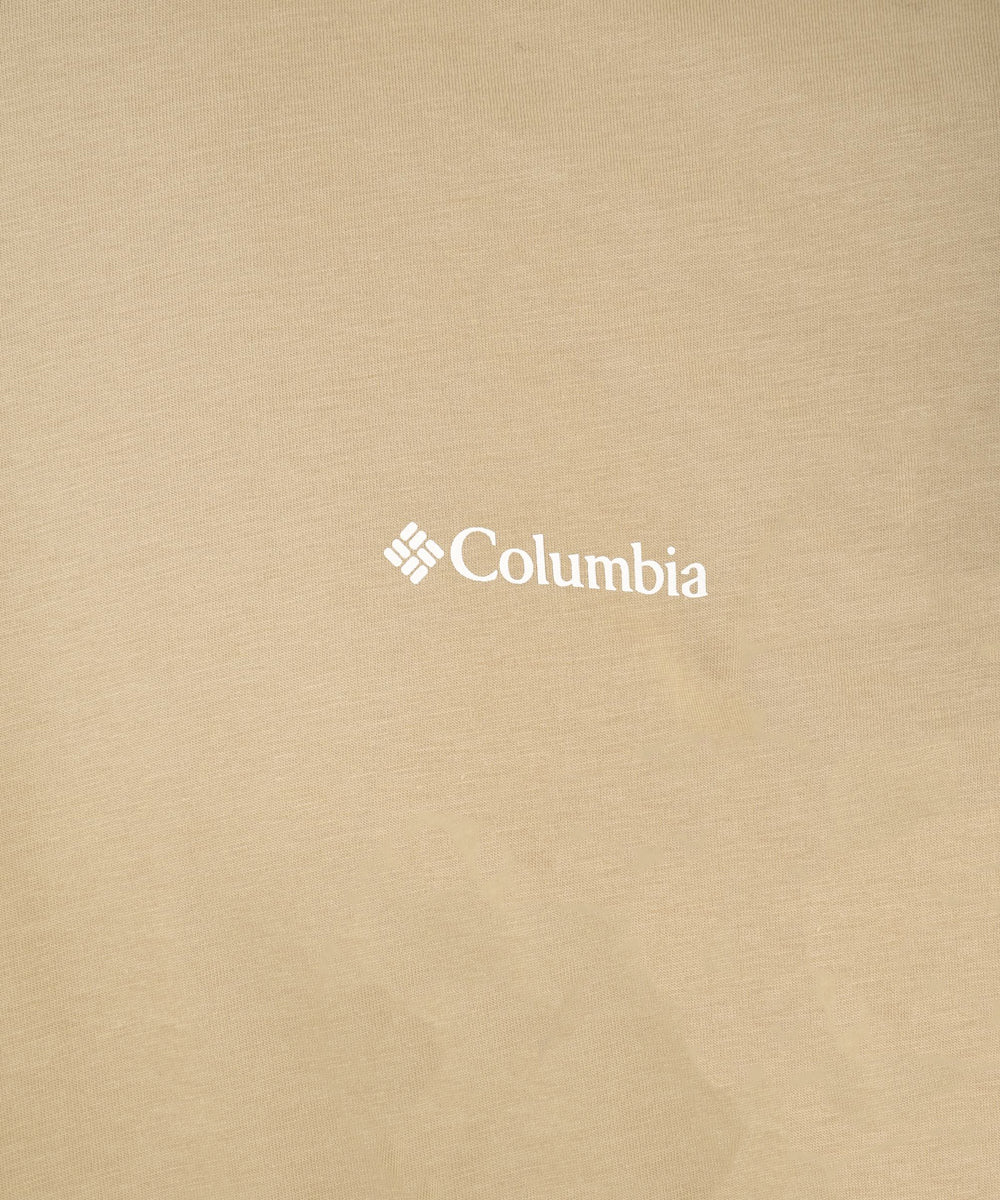 Dettaglio del logo Columbia posto sulla T-shirt da uomo.