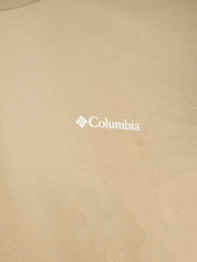 Dettaglio del logo Columbia posto sulla T-shirt da uomo.