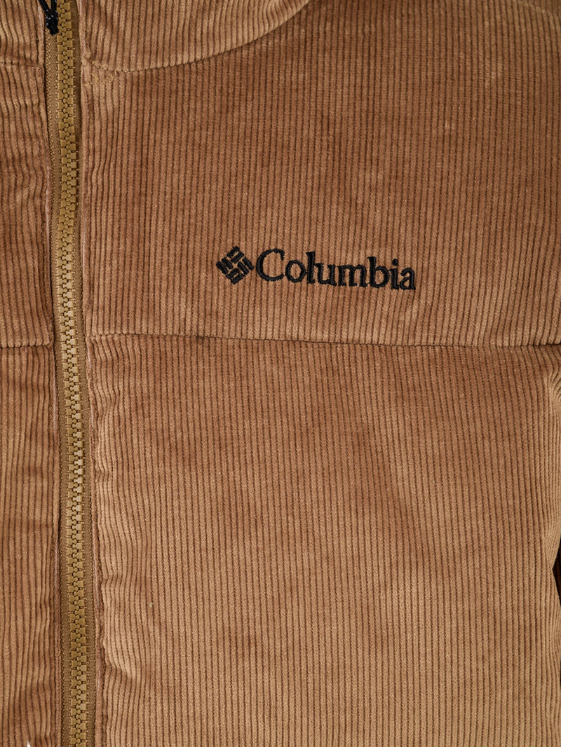 Dettaglio del giubbotto firmato Columbia in marrone con logo in nero
