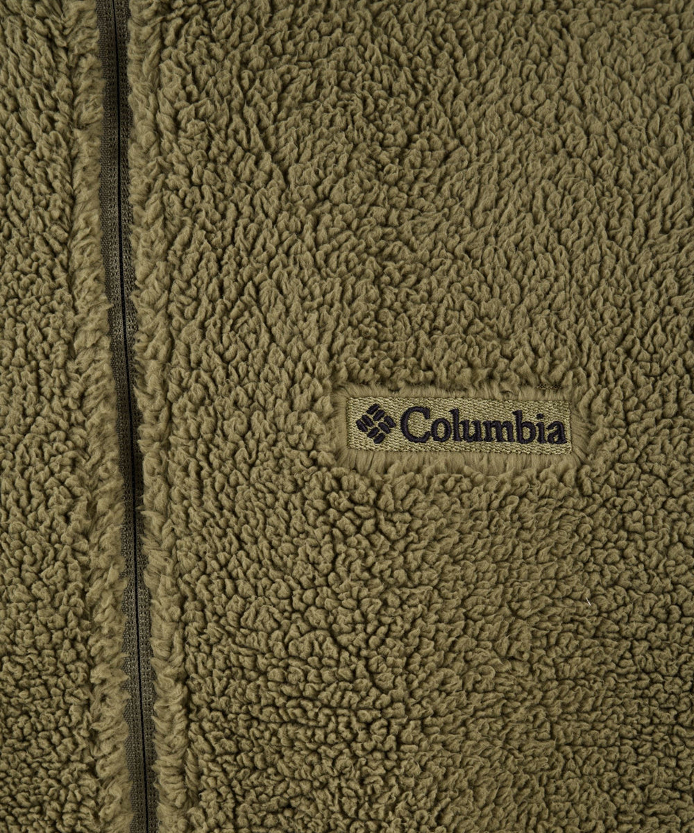 Dettaglio del logo Columbia sulla giacca verde da uomo
