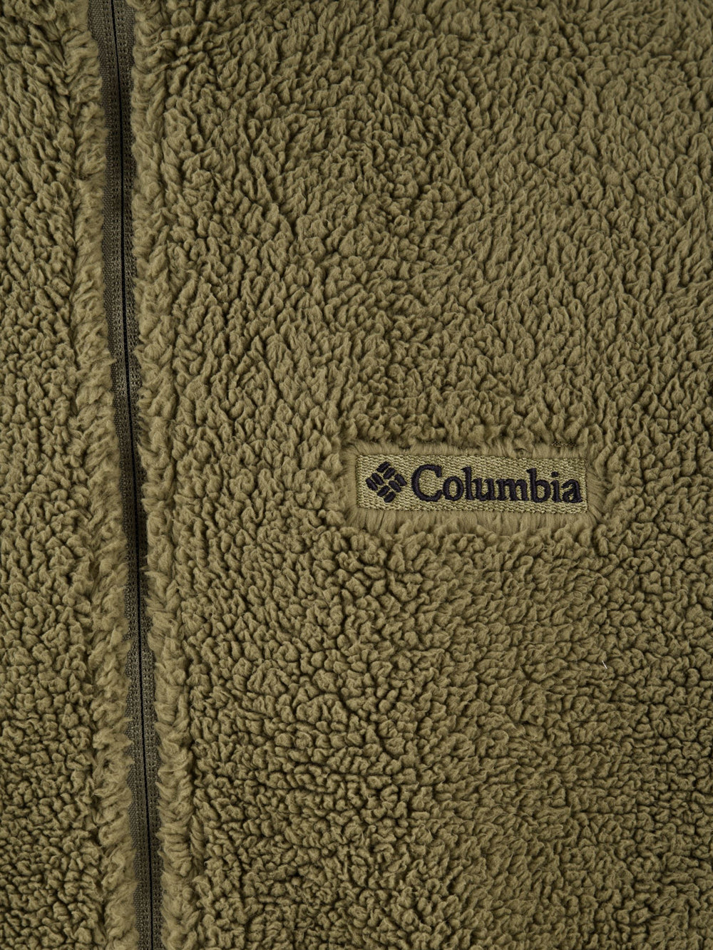 Dettaglio del logo Columbia sulla giacca verde da uomo