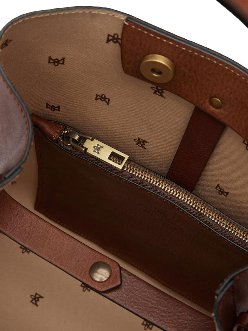 Immagine interna della borsa da donna in pelle Cuoieria Fiorentina con chiusura bottone e scomparto con zip.