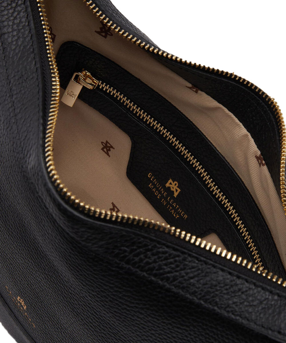 Dettaglio interno  del singolo scomparto con tasca con chiusura a zip e taschino della borsa Hobo da donna firmata Cuoieria Fiorentina.