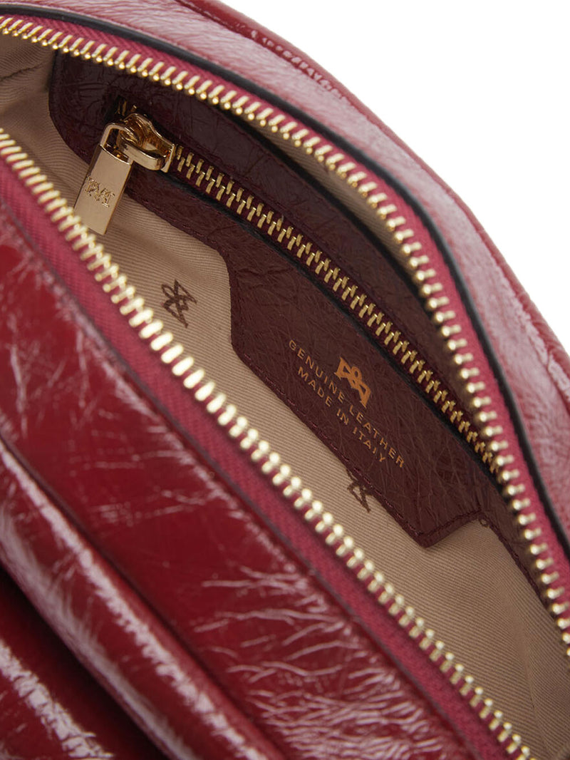 Interno della borsa rossa in pelle da donna firmata Cuoieria Fiorentina con singolo scomparto con chiusura a zip, taschino e tasca con chiusura a zip.