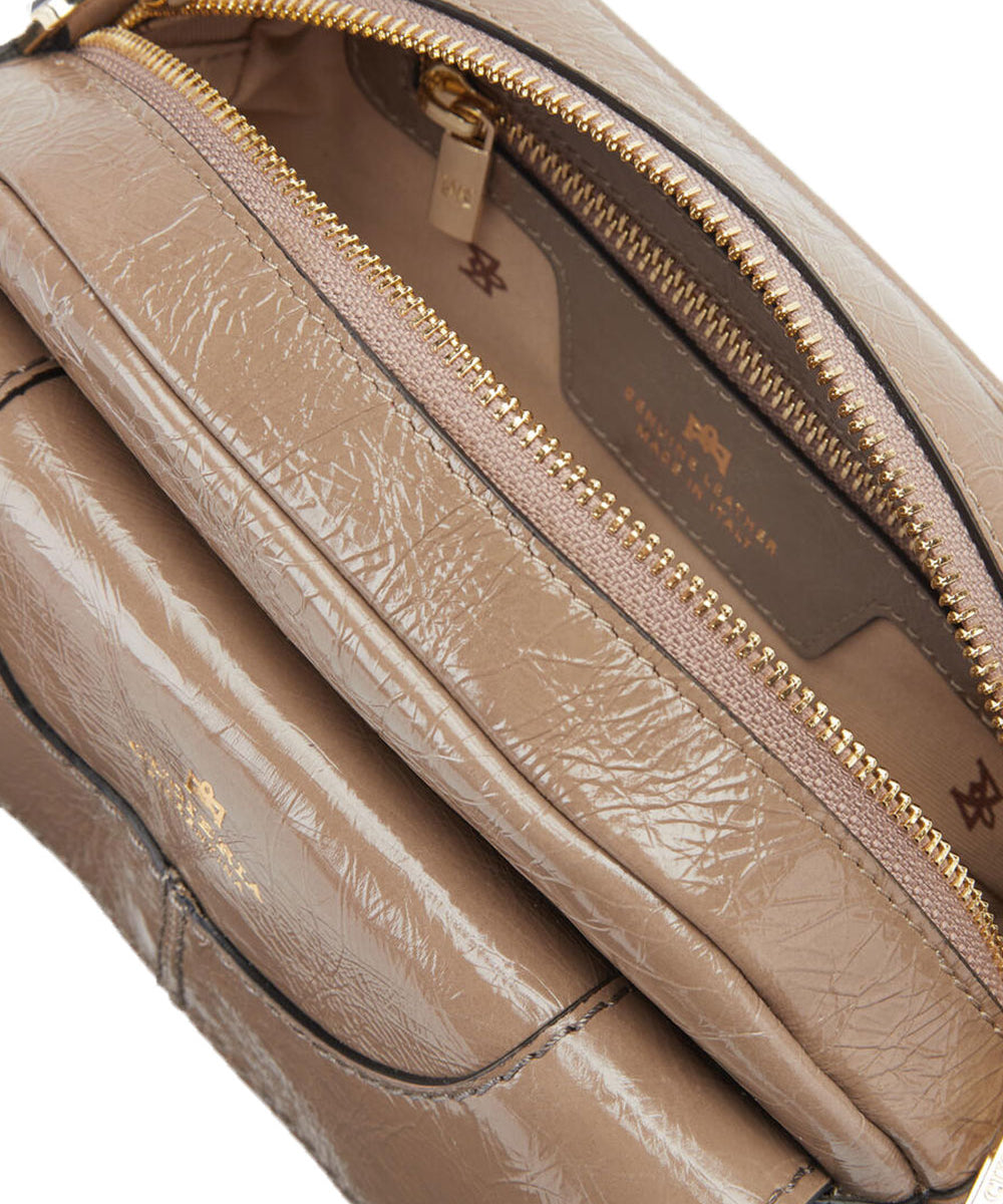 Interno della borsa beige in pelle da donna firmata Cuoieria Fiorentina con singolo scomparto con chiusura a zip, taschino e tasca con chiusura a zip.