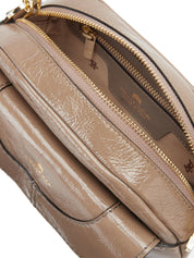 Interno della borsa beige in pelle da donna firmata Cuoieria Fiorentina con singolo scomparto con chiusura a zip, taschino e tasca con chiusura a zip.