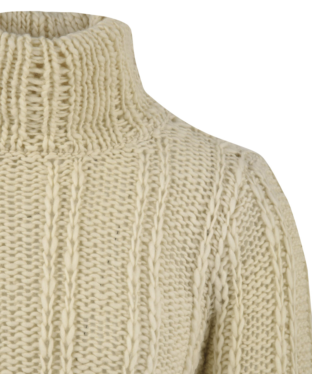 Dettaglio del maglione a collo alto in bianco avorio firmato Daniele Alessandrino
