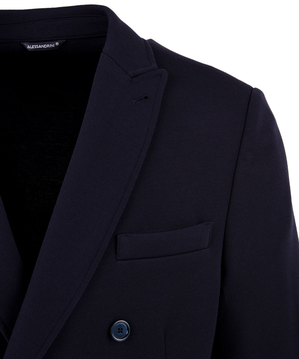Dettaglio della giacca da uomo in blu firmata Daniele Alessandrini, con taschino sul petto e collo revers.