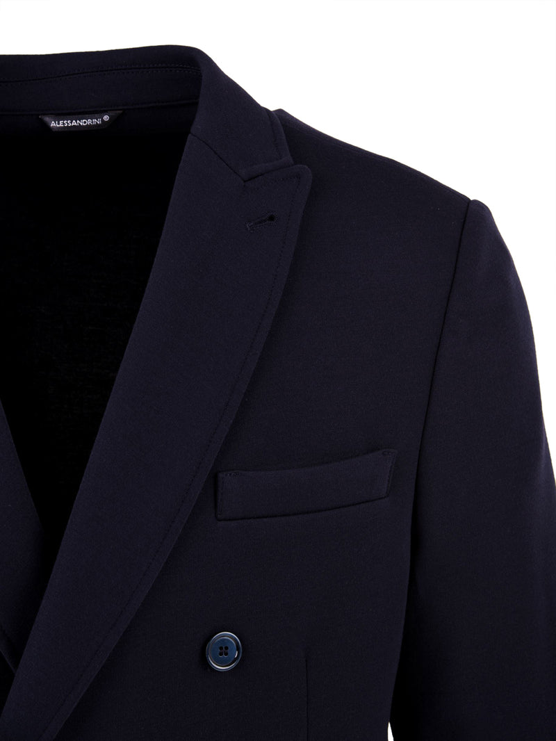 Dettaglio della giacca da uomo in blu firmata Daniele Alessandrini, con taschino sul petto e collo revers.