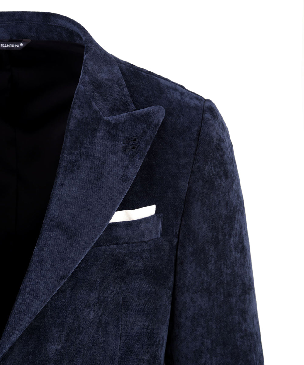 Dettaglio della giacca in velluto blu da uomo firmato Daniele Alessandrini con collo con rever e taschino.