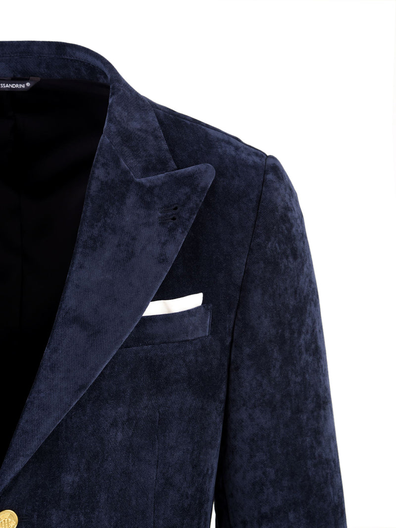 Dettaglio della giacca in velluto blu da uomo firmato Daniele Alessandrini con collo con rever e taschino.