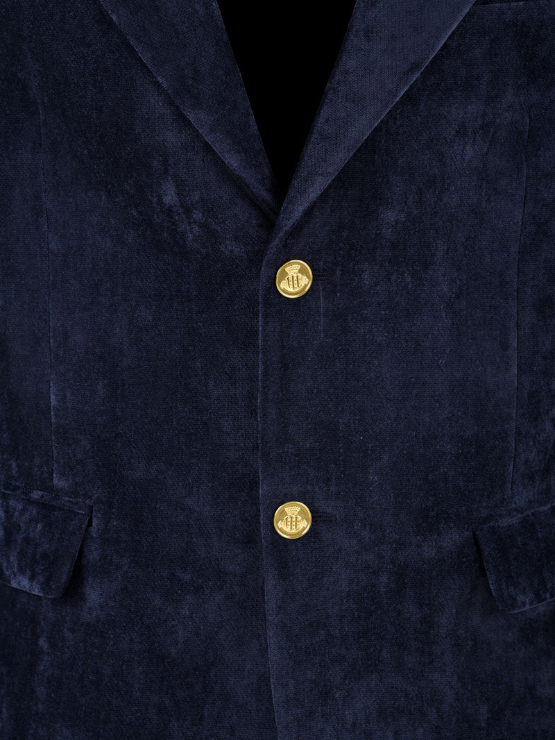 Dettaglio della chiusura con bottoni in oro della giacca da uomo in  velluto blu firmata Daniele Alessandrini.