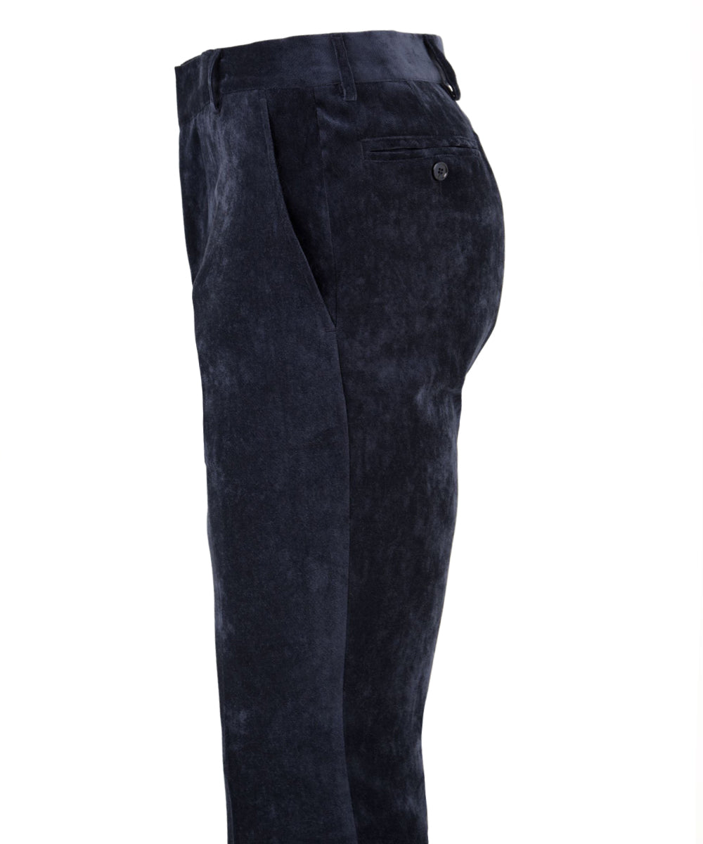 Immagine laterale del pantalone in velluto blu da uomo firmato Daniele Alessandrini con tasche laterali a filo,tasche retro a filo e bottone e passanti per la cintura