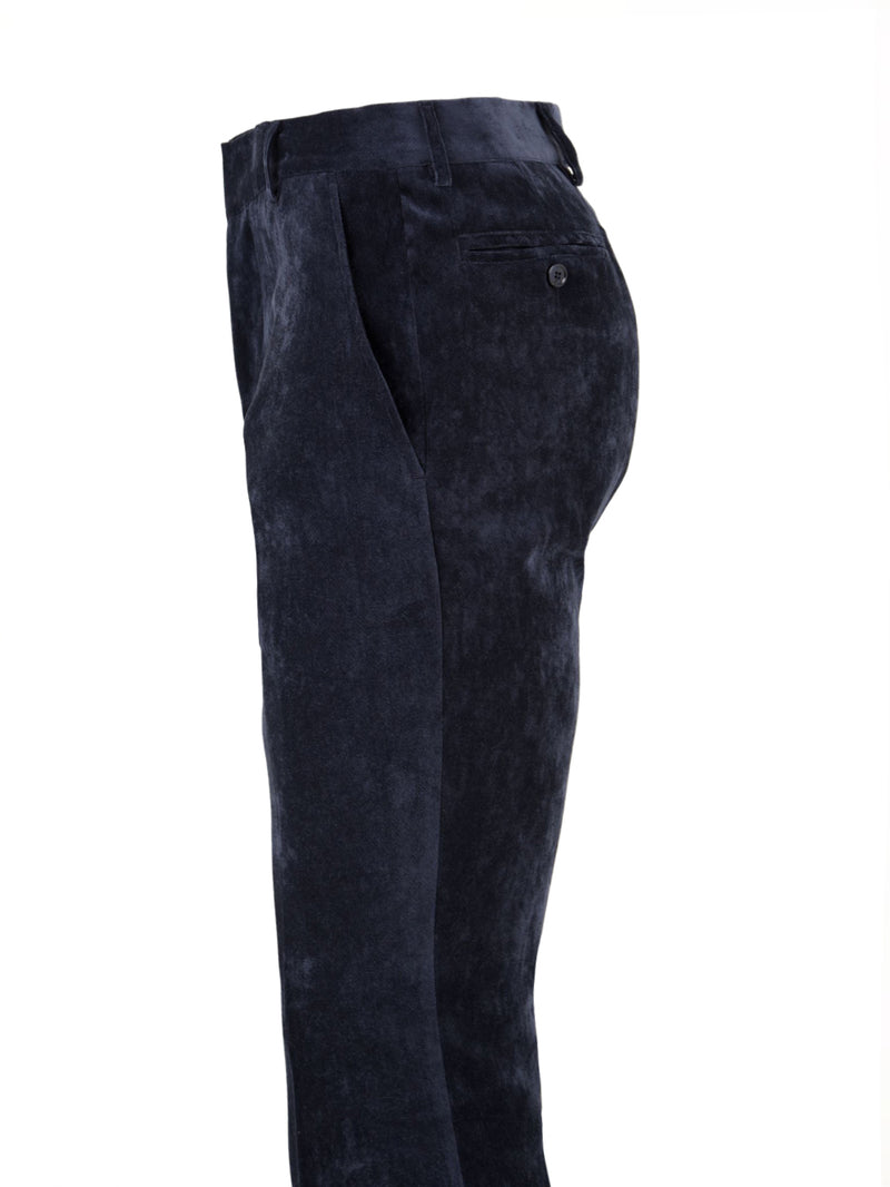 Immagine laterale del pantalone in velluto blu da uomo firmato Daniele Alessandrini con tasche laterali a filo,tasche retro a filo e bottone e passanti per la cintura