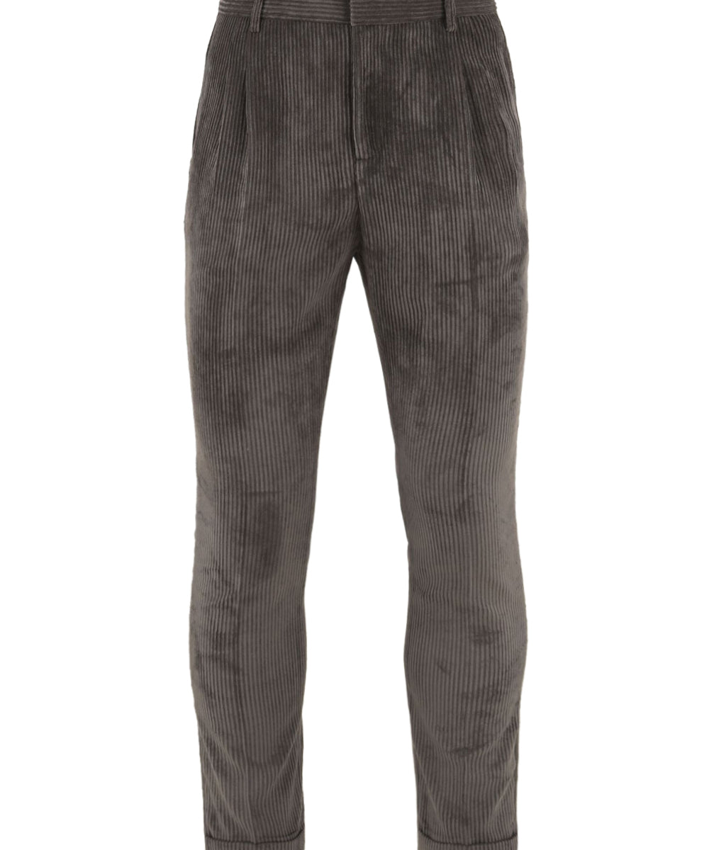 Immagine frontale del pantalone da uomo in velluto grigio firmato Daniele Alessandrini con tasche fronte a filo, chiusura con zip e bottone e passante per cintura.