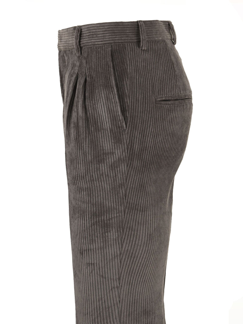 Immagine laterale del pantalone in velluto grigio da uomo firmato Daniele Alessandrini con tasche laterali a filo,tasche retro a filo e passanti per la cintura