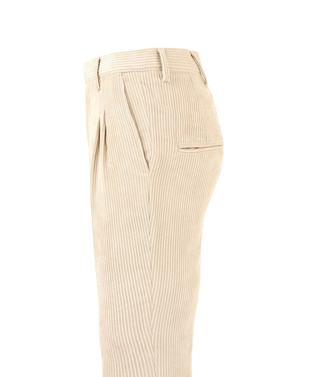 Immagine laterale del pantalone in velluto beige da uomo firmato Daniele Alessandrini con tasche laterali a filo,tasche retro a filo e passanti per la cintura