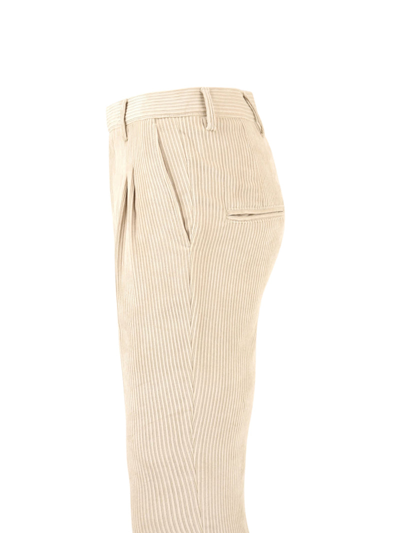 Immagine laterale del pantalone in velluto beige da uomo firmato Daniele Alessandrini con tasche laterali a filo,tasche retro a filo e passanti per la cintura