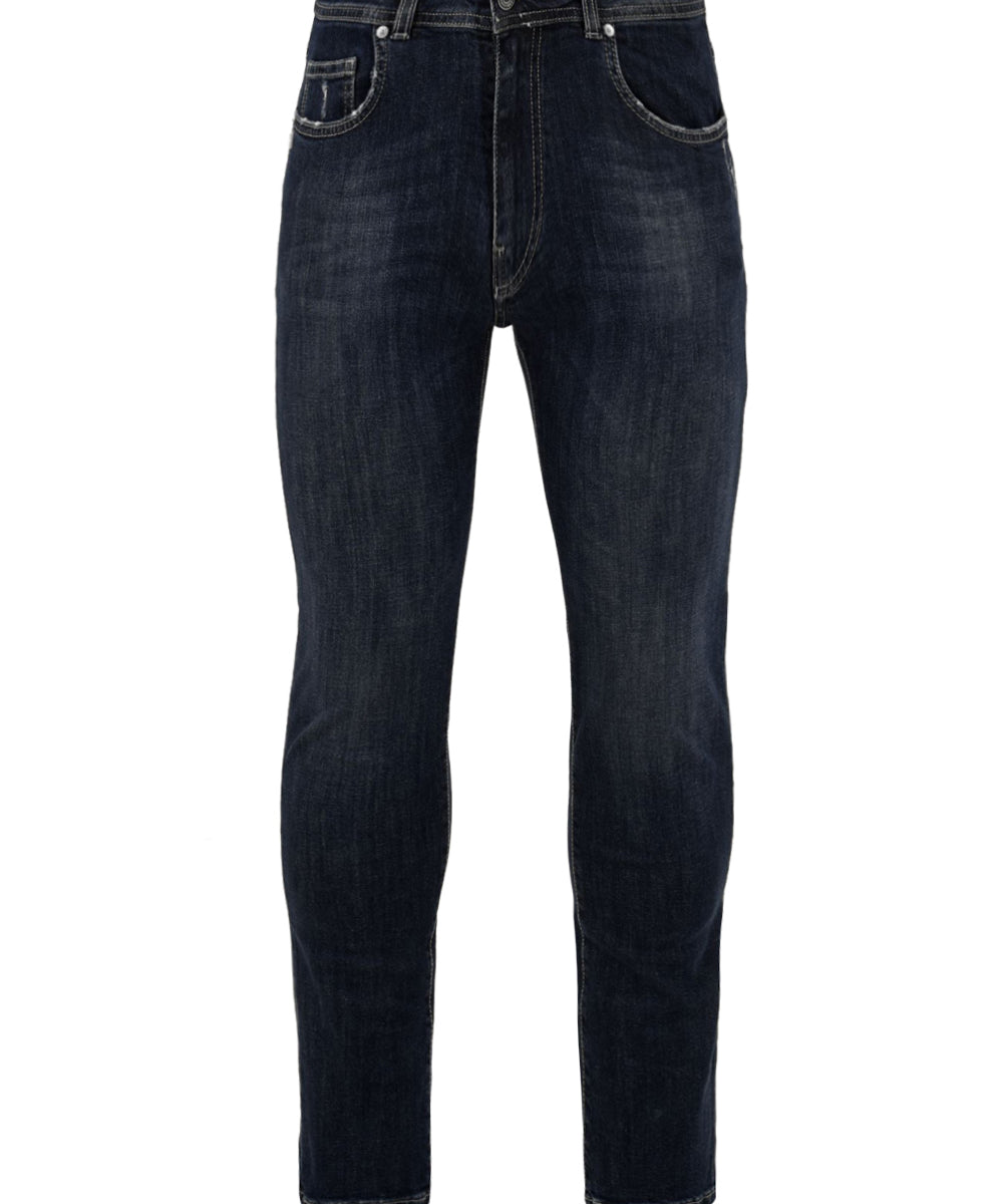 Immagine frontale del jeans lavaggio scuro da uomo firmato Daniele Alessandrini,con chiusura frontale con bottone logato in metallo a vista e zip nascosta, fascetta in vita con passanti e tasche frontali.