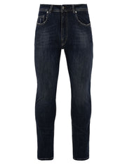 Immagine frontale del jeans lavaggio scuro da uomo firmato Daniele Alessandrini,con chiusura frontale con bottone logato in metallo a vista e zip nascosta, fascetta in vita con passanti e tasche frontali.