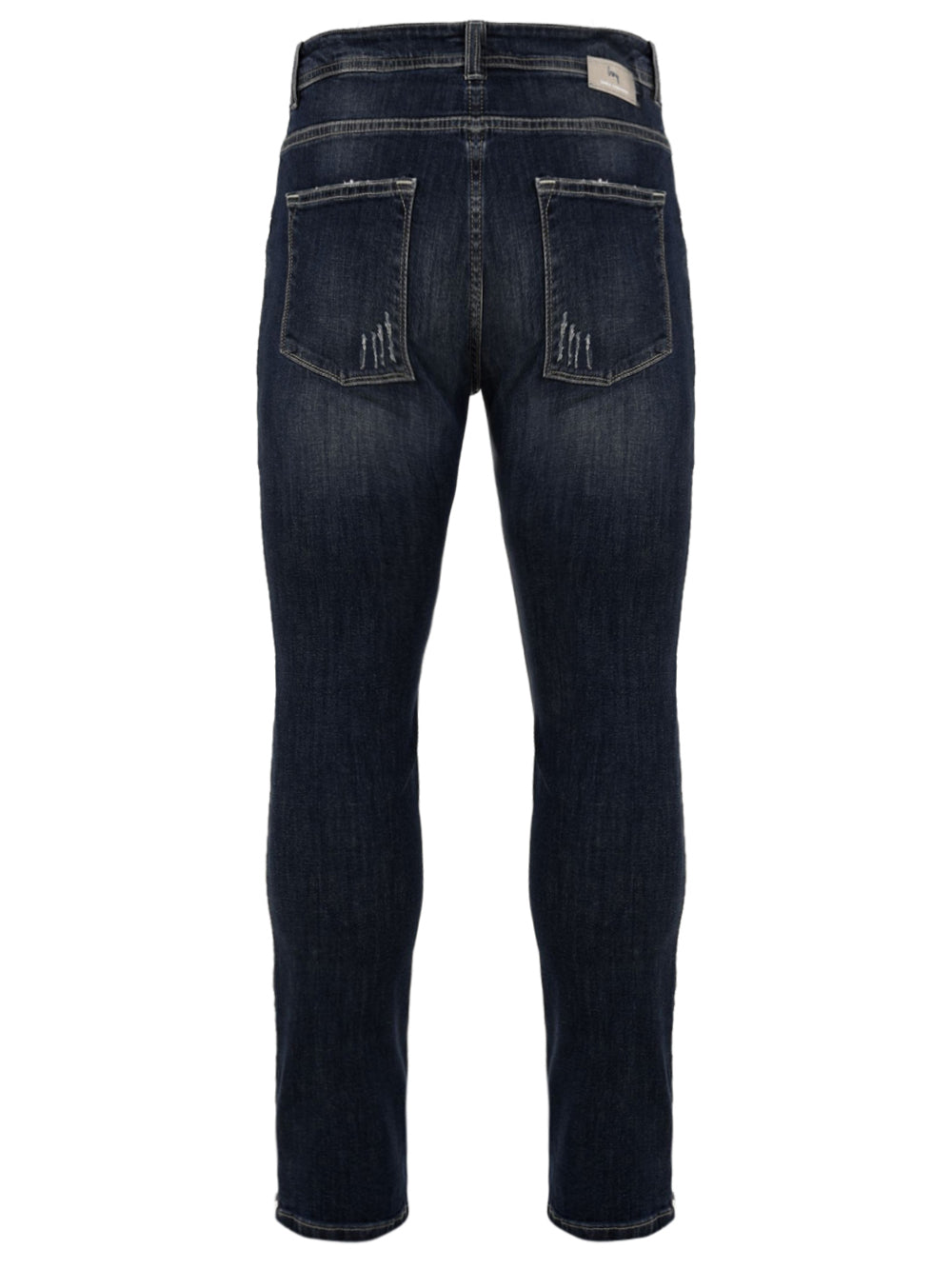 Immagine retro del jeans lavaggio scuro da uomo firmato Daniele Alessandrini con tasche posteriori,fascetta in vita con passanti e piccola salpa posteriore logata.