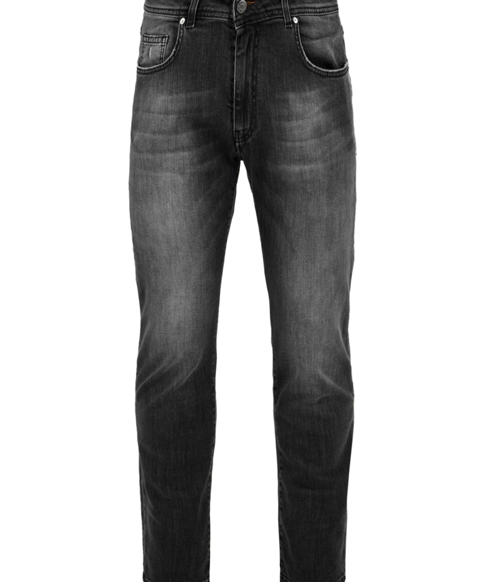 Immagine frontale del jeans grigio scuro con una leggera scoloritura  da uomo firmato Daniele Alessandrini,con chiusura frontale con bottone logato in metallo a vista e zip nascosta, fascetta in vita con passanti e tasche frontali.