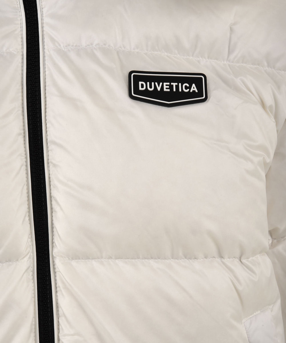 Dettaglio del patch con logo posto sul giubbotto Risa da donna firmato Duvetica di colore bianco
