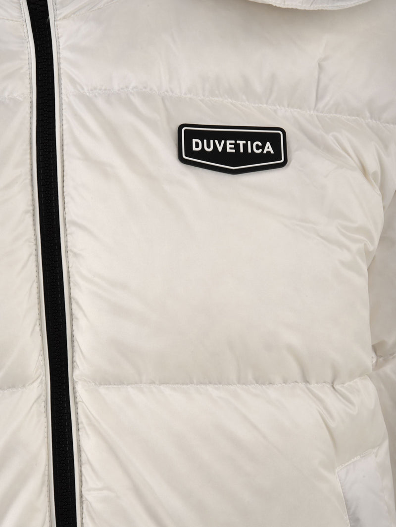 Dettaglio del patch con logo posto sul giubbotto Risa da donna firmato Duvetica di colore bianco