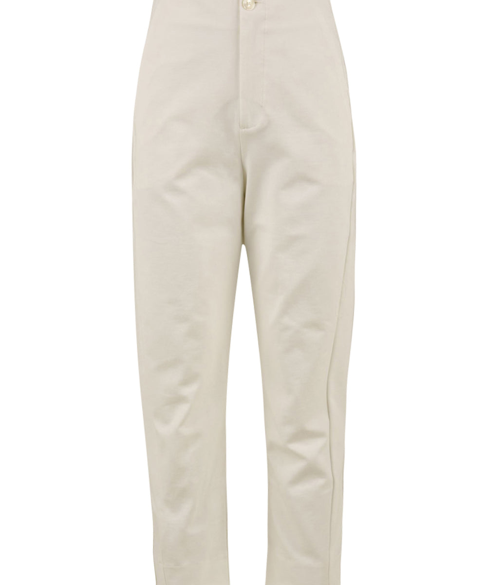 Immagine frontale del pantalone in bianco firmato European Culture con chiusura a bottone,modello morbido e lunghezza fino a caviglia.