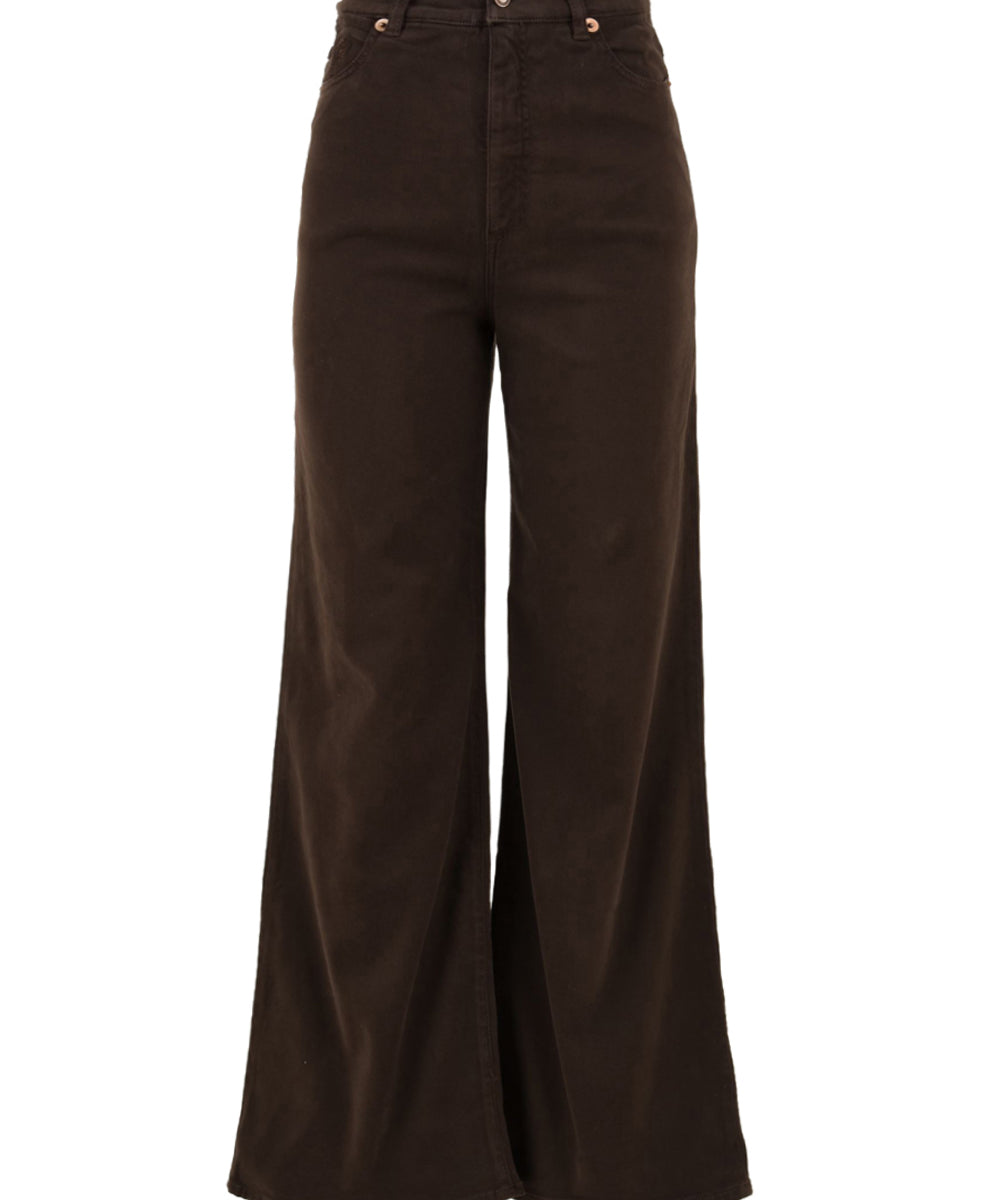Immagine frontale del pantalone da donna in marrone firmato European Culture. Presenta una gamba ampia, passanti per cintura, tasche e chiusura con bottone e zip a scomparsa.