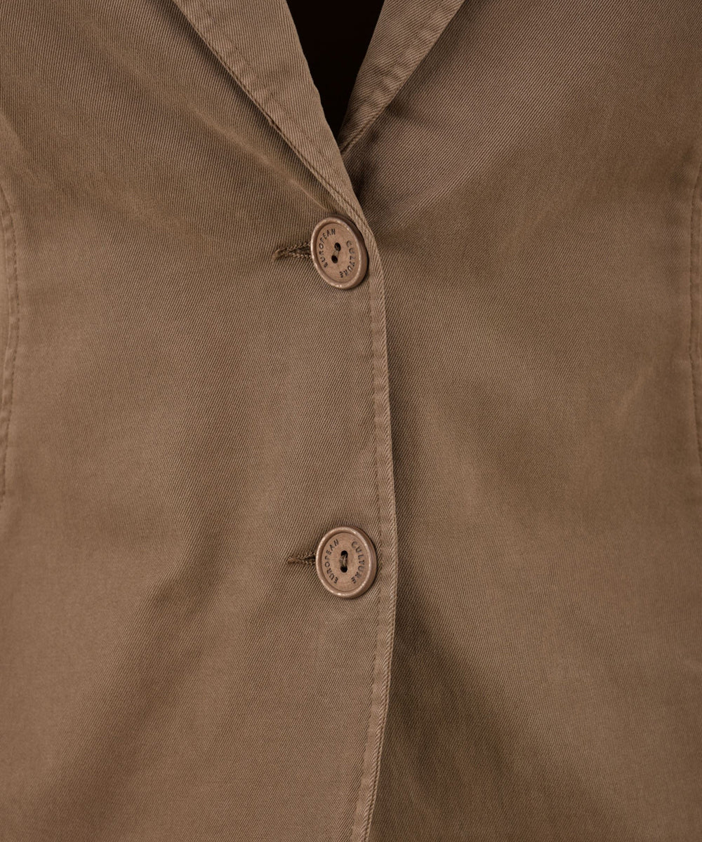Dettaglio della giacca da donna in beige firmata European Culture con chiusura con 2 bottoni