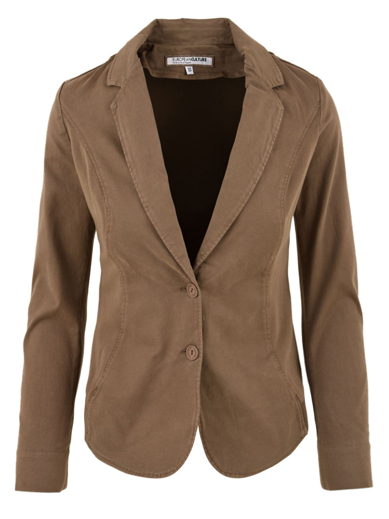 Immagine frontale della giacca beige in cotone elasticizzato con scollo a V e chiusura con 2 bottoni.